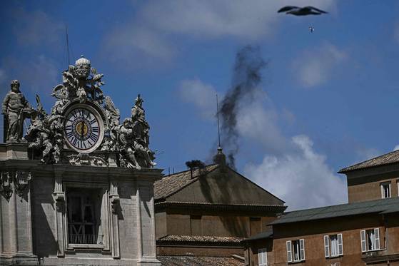 8일(현지시간) 오전 11시 50분경 콘클라베가 열린 바티칸 시스티나 굴뚝에선 교황 선출 불발을 알리는 검은 연기가 피어올랐다. AFP=연합뉴스