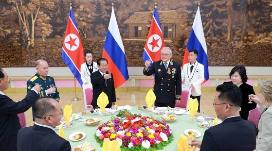 북한 노동당 기관지 노동신문은 9일 "러시아의 조국전쟁승리 80돌 즈음해 우리나라 주재 러시아대사관이 지난 8일 저녁 양각도 국제호텔에서 연회를 마련했다"라고 보도했다. 노동신문=뉴스1