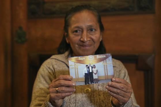 실비아 발베르데가 2025년 5월 8일 페루 치클라요 산타마리아 대성당에서 미사를 마친 후 당시 치클라요 교구장이었던 교황 레오 14세가 자신의 아들과 함께 찍은 사진을 보여주고 있다. AP=연합뉴스