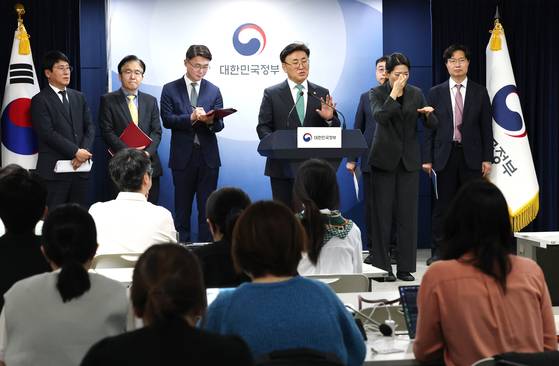 유상임 과학기술정보통신부 장관이 9일 서울 종로구 정부서울청사에서 과기정통부 월례 브리핑을 하고 있다. 뉴스1