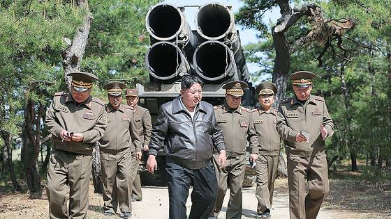 김정은 북한 국무위원장이 지난 8일 진행된 장거리포 및 미사일체계 합동타격훈련을 지도했다고 당 기관지 노동신문인 9일 보도했다. 이번 훈련에는 '600mm 다연장 방사포'와 전술탄도미사일 '화성포-11가형'이 동원됐다. 노동신문=뉴스1