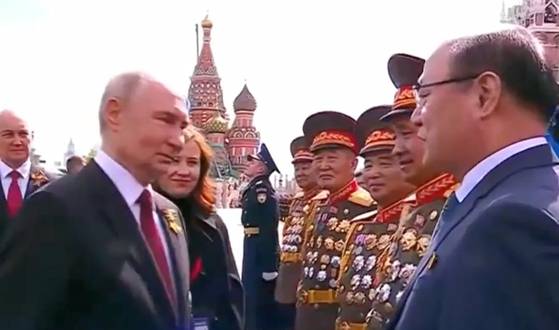 9일(현지시간) 러시아 모스크바 붉은광장에서 열린 전승절 행사에서 블라디미르 푸틴 러시아 대통령이 북한 군인들과 차례로 악수하고 있다. 왼쪽부터 김영복 총참모부 부총참모장(군 상장), 이창호 총참모부 부총참모장 겸 정찰총국장(상장), 불상(중장), 김명철 총참모부 작전국 부국장(중장), 신홍철 주러시아 북한 대사. TVBS 화면 캡처