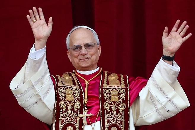 8일(현지시간) 새 교황으로 선출된 레오 14세가 바티칸 베드로 대성당에서 군중들에게 인사하고 있다. 로이터 연합뉴스