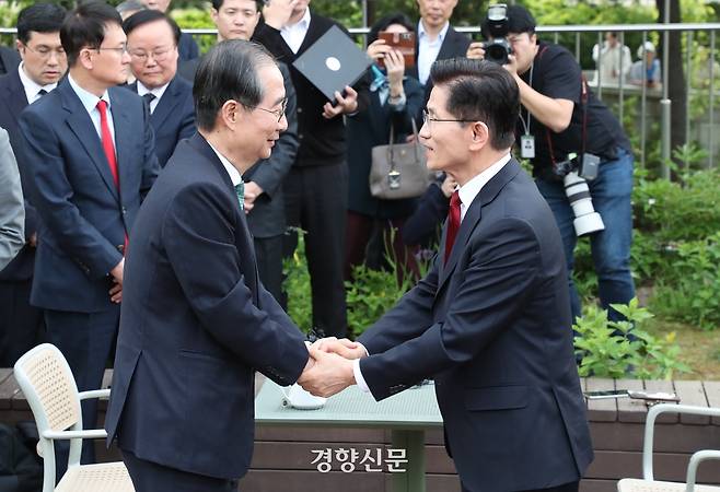 김문수(오른쪽) 국민의힘 대선 후보와 한덕수 무소속 예비후보가 8일 국회에서 인사하고 있다. 박민규 선임기자