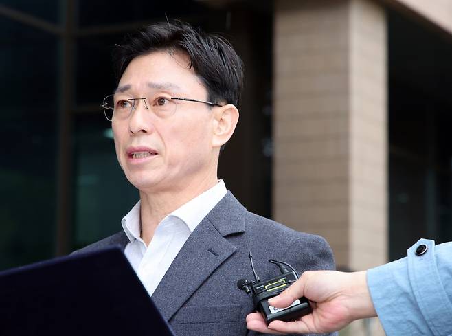 임성근 전 해병대 1사단장이 9일 오전 경기 과천시 고위공직사범죄수사처에 휴대전화 포렌식 참관을 위해 출석하며 입장문을 읽고 있다. 뉴시스