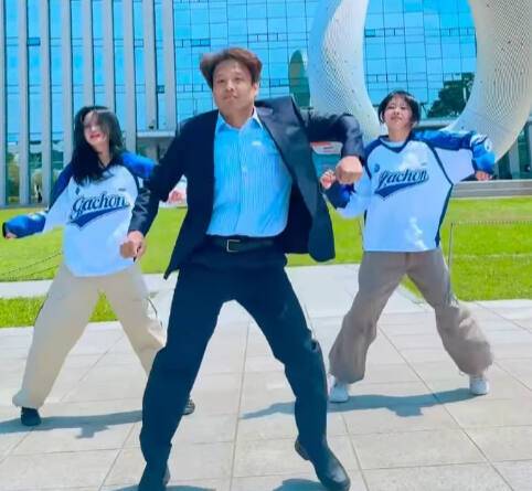 가천대학교가 개교 86주년 을기념해 공식채널에 업로드한 서순민 바이오나노학 과 교수와 학생홍보대사들의 댄스 영상. 가천대 인스타그램 캡쳐