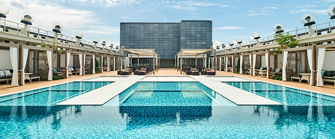 ‘카바나 시티’는 서울드래곤시티 고층 건물을 잇는 스카이 브릿지 ‘스카이킹덤’에 조성한다. / 사진=서울드래곤시티