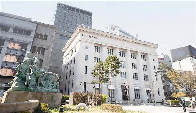 옛 SC제일은행 건물을 복원해 올해 4월 개관한 신세계백화점 본점 ‘더 헤리티지’ 전경. (신세계백화점 제공)