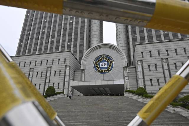 흔들리는 법원 전국법관대표회의 소집 등으로 ‘사법의 정치화’ 우려가 계속되는 가운데 9일 오전 서울 서초구 서울법원종합청사 앞을 한 법원 관계자가 지나가고 있다. 백동현 기자