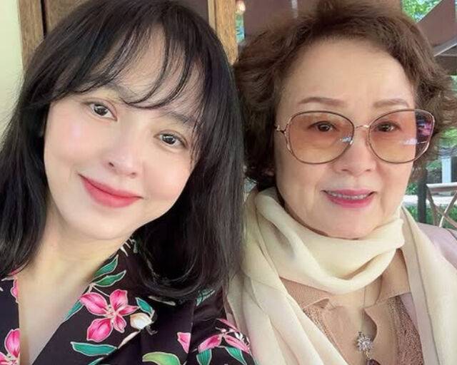 강성연이 엄마와 닮은 외모를 자랑했다. / 강성연 소셜미디어 캡처