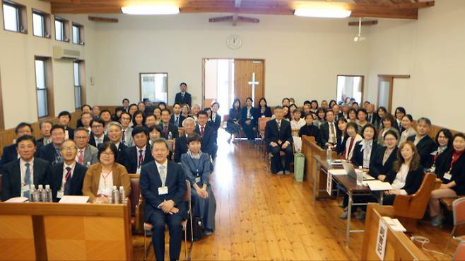 제76회 재일대한기독교회 관서지방회 정기총회 첨석자들이 기념사진 촬영을 하고 있다. 부산동노회 제공