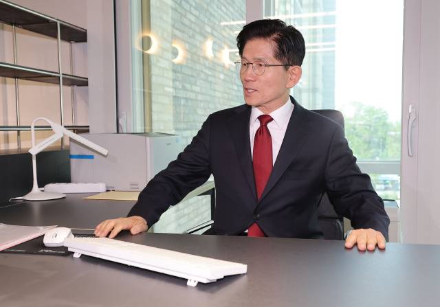 ▲국민의힘 김문수 대선 후보가 8일 서울 영등포구 여의도 당사 대선 후보 사무실을 둘러보고 있다. ⓒ연합뉴스