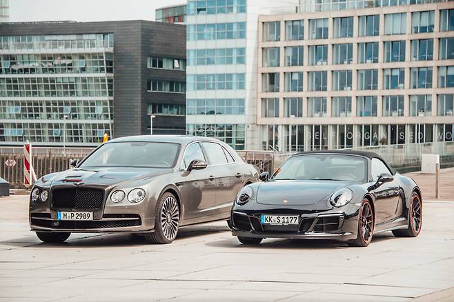 도심에 주차된 벤틀리(왼쪽)와 포르쉐(오른쪽). 불황 속에서도 초고가 수입차의 인기는 식지 않고 있다. 일부 전기차 모델에는 연두색 번호판이 부착되며, 고급차의 ‘친환경 프리미엄’ 이미지가 소비 트렌드로 자리잡고 있다. 게티이미지뱅크