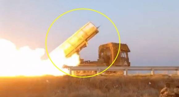 240㎜ M1991 다연장로켓포(방사포)가 포탄을 발사하고 있다. 영상 캡처