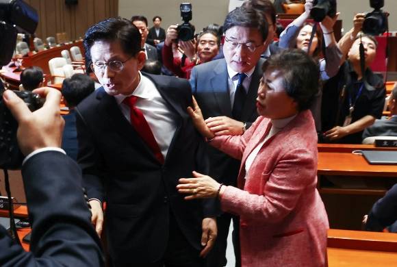 의총 나서는 김문수 붙잡는 국민의힘 의원들 - 김문수 국민의힘 대통령 후보가 9일 서울 여의도 국회에서 열린 의원총회에서 “무소속을 당 후보 만들려 불법부당 수단 동원, 중단하라”며 입장을 밝힌 뒤 의총장을 떠나자 의원들이 이를 말리고 있다. 2025.5.9 뉴스1