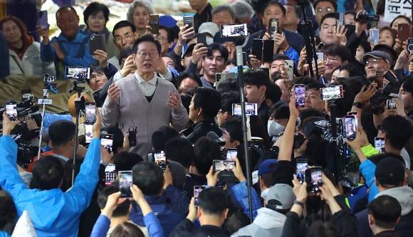 영천공설시장에서 연설하는 이재명 후보 - 이재명 더불어민주당 대선 후보가 9일 경북 영천시 영천공설시장에서 시장 상인과 지지자들 앞에서 연설하고 있다. 2025.5.9