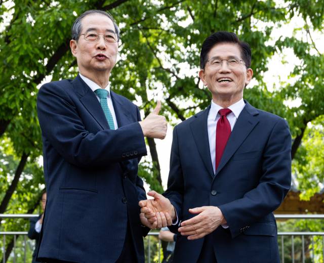 김문수(오른쪽) 국민의힘 대선 후보와 한덕수 무소속 대선 예비후보가 8일 국회 사랑재에서 만나 후보 단일화를 위한 2차 회동을 하고 있다. 오승현 기자