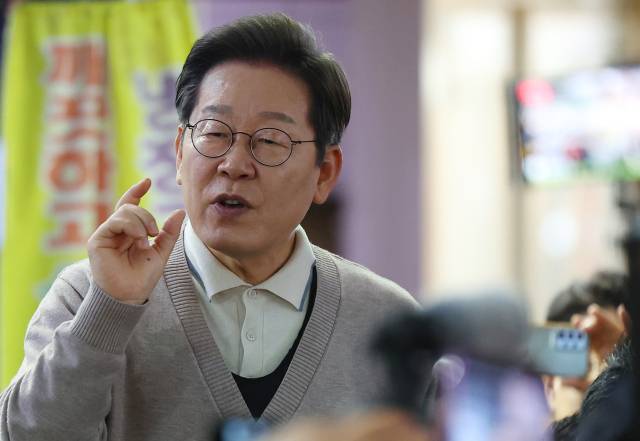 더불어민주당 이재명 대선 후보가 제3차 골목골목 경청투어로 경북지역 방문에 나선 9일 경북 영천시 영천공설시장에서 시장 상인 및 지지자들 앞에서 연설하고 있다. 연합뉴스