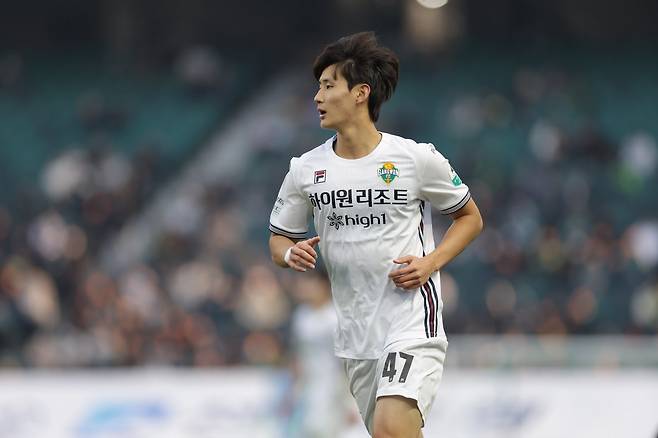 강원FC 신민하는 이번 시즌 K리그1에서 가장 돋보이는 ‘젊은 수비수’다. 리그에서 가장 탄탄한 뒷문을 자랑하는 강원의 핵심 수비수인 그를 축구국가대표팀 코칭스태프도 주목하고 있다. 코치들은 물론, 홍명보 감독이 강원 경기를 직관하며 신민하를 점검했다. 사진제공|한국프로축구연맹