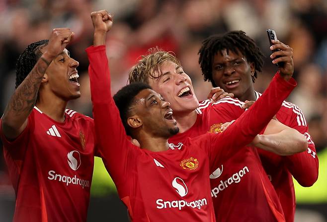 맨유 선수들이 9일 유로파리그 준결승 2차전에서 빌바오를 상대로 세번째 골을 넣은 뒤 함께 셀카를 찍고 있다. EPA연합뉴스