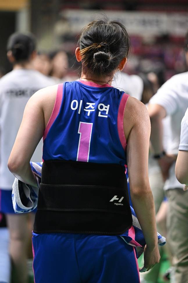 삼성생명 이주연이 허리보호대를 착용하고 있다. /사진=WKBL 제공