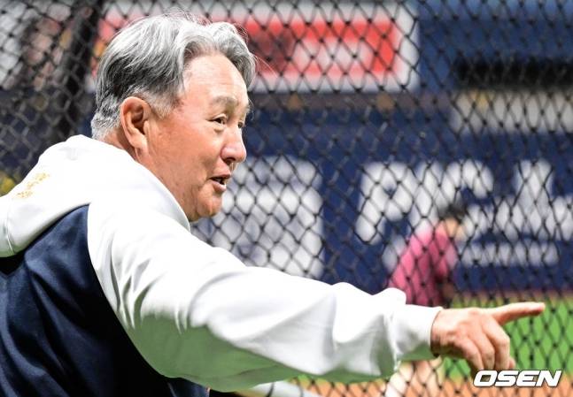 한화 김경문 감독이 9일 고척 키움전을 앞두고 미소짓고 있다.