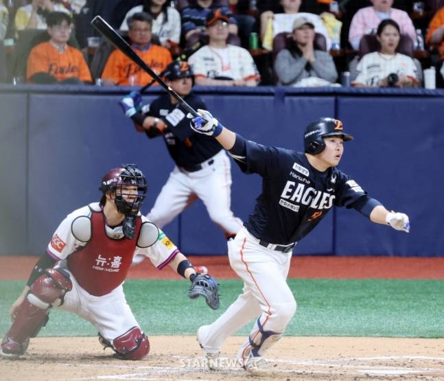 한화3번 문현빈(맨 오른쪽)이 9일 고척스카이돔에서 열린 2025 KBO리그 키움히어로즈와 한화이글스 경기 3회초 1사 1,2루 1타점 적시타를 터트리고 있다. /사진=강영조 선임기자