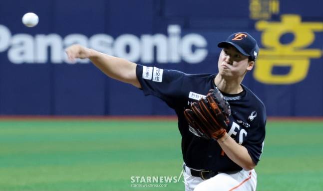 한화 우완투수 엄상백이 9일 고척스카이돔에서 열린 2025 KBO리그 키움히어로즈와 한화이글스 경기에서 선발역투하고 있다. /사진=강영조 선임기자