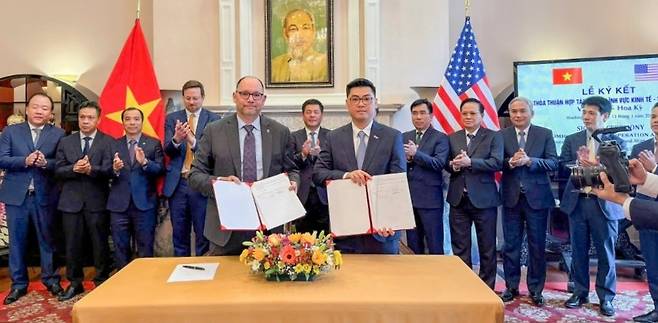 베트남 국영 석유·가스 기업 페트로베트남(PVN)은 2026년부터 미국으로부터 액화천연가스를 공급받기 위해 미국의 주요 에너지 기업인 엑셀러레이트 에너지, 코노코필립스와 계약을 체결했다. 페트로베트남 홈페이지