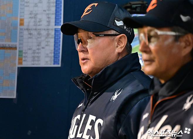 한화 이글스 김경문 감독이 올해 정규시즌에서 선수들의 플레이를 지켜보고 있다. 단독 1위에 오른 한화는 오는 9일 고척 키움 히어로즈전에서 10연승에 도전한다. 엑스포츠뉴스 DB