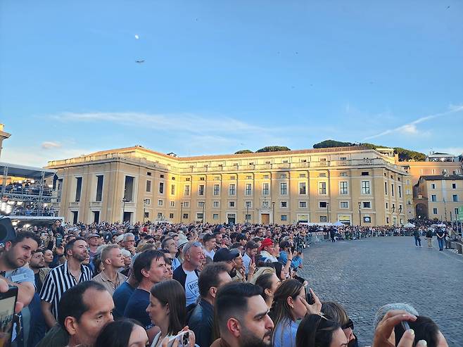 새 교황 등장 지켜보는 인파 (바티칸=연합뉴스) 신창용 특파원 = 8일(현지시간) 바티칸 성 베드로 광장을 가득 메운 인파가 새 교황 레오 14세가 등장하는 모습을 지켜보고 있다. 2025.05.08 changyong@yna.co.kr