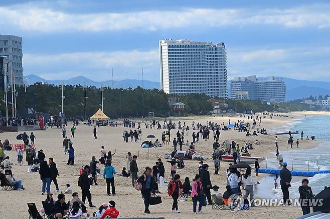 인파로 북적이는 안목해변 (강릉=연합뉴스) 류호준 기자 = 3일 오후 강원 강릉시 안목해변 일원이 인파로 북적이고 있다. 2025.5.3 ryu@yna.co.kr