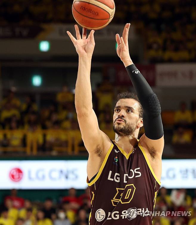 LG 아셈 마레이 자유투 (창원=연합뉴스) 김동민 기자 = 9일 경남 창원체육관에서 열린 2024∼2025시즌 프로농구 창원 LG 세이커스와 서울 SK 나이츠의 챔피언결정전 3차전 경기. LG 아셈 마레이가 자유투를 던지고 있다. 2025.5.9 image@yna.co.kr