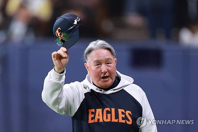 팬들 향해 인사하는 김경문 감독 (서울=연합뉴스) 신현우 기자 = 9일 서울 고척스카이돔에서 열린 프로야구 2025 신한 SOL 뱅크 KBO리그 한화 이글스와 키움 히어로즈의 경기.
7-5로 승리하며 26년 만에 10연승을 달성한 한화 김경문 감독이 관중을 향해 인사하고 있다. 2025.5.9 nowwego@yna.co.kr