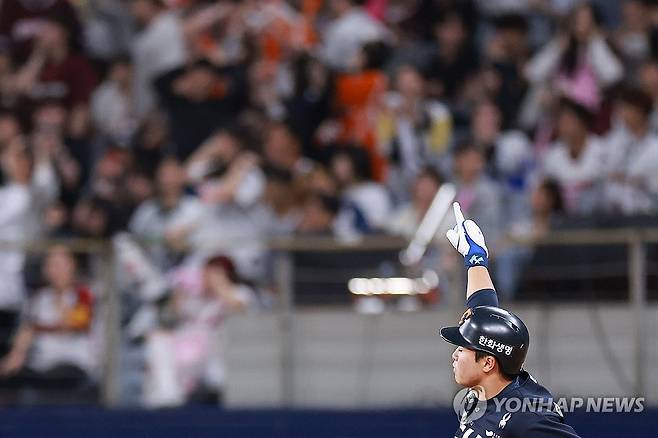 9회초 솔로홈런 친 문현빈 (서울=연합뉴스) 신현우 기자 = 9일 서울 고척스카이돔에서 열린 프로야구 2025 신한 SOL 뱅크 KBO리그 한화 이글스와 키움 히어로즈의 경기.
9회초 2사 한화 문현빈이 솔로 홈런을 치고 베이스를 돌며 기뻐하고 있다. 2025.5.9 nowwego@yna.co.kr