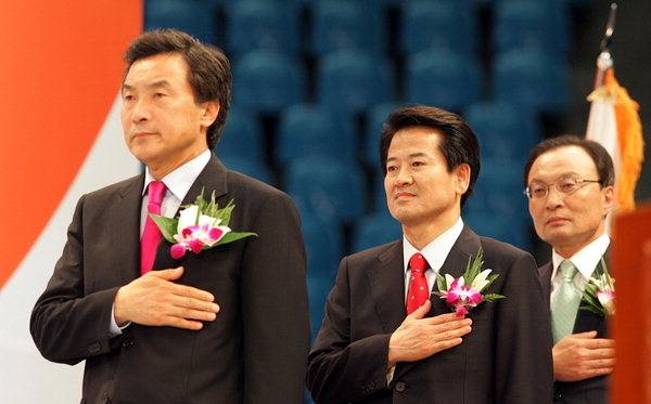 대통합민주신당 손학규, 정동영, 이해찬 경선 후보들이 지난 2007년 9월 27일 오후 광주 염주체육관에서 열린 광주·전남 합동연설회에 앞서 국기에 대한 경례를 하고 있다./연합뉴스