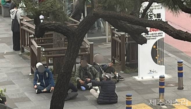 금주구역인 탐라문화광장에서 술을 마시고 있는 주취자들. 사진=독자 제공ⓒ제주의소리