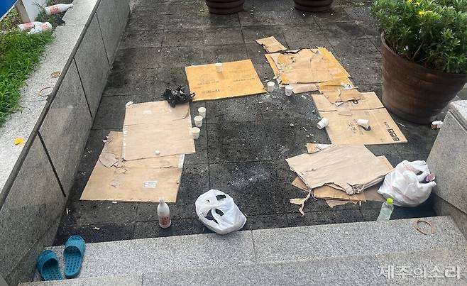 상가 관계자 B씨가 출근길 목격한 모습. B씨는 "한밤 중 주취자들이 술을 마신 뒤 치우지 않고 떠났다"며 분통을 터뜨렸다. 사진 제공=독자 ⓒ제주의소리