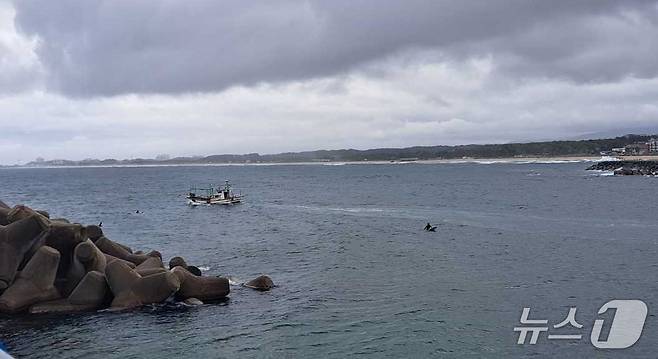 양양 해수욕장서 서핑하다 파도에 휩쓸린 서퍼들 구조하는 어선.(강원도소방본부 제공, 재판매 및 DB금지)