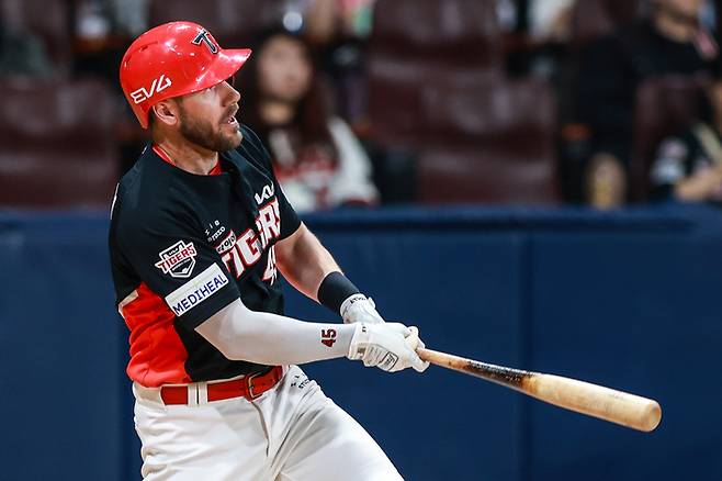 KIA 위즈덤이 7일 고척스카이돔에서 열린 2025 KBO리그 정규시즌 키움전서 2루타를 치고 있다. 사진 | KIA 타이거즈