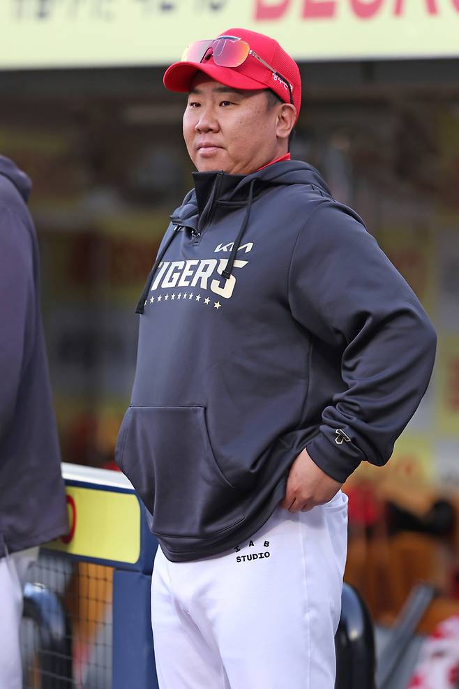 KIA 이범호 감독이 23일 대구삼성라이온즈파크에서 열린 2025 KBO리그 정규시즌 삼성전에 앞서 그라운드를 바라보고 있다. 사진 | KIA 타이거즈