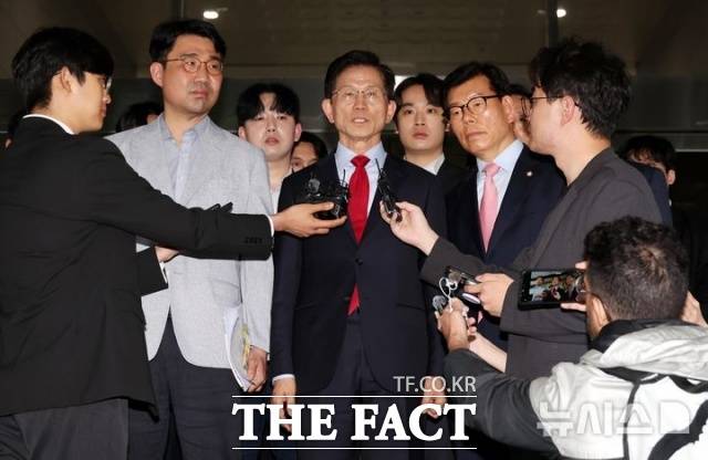 김문수 국민의힘 후보가 10일 서울 양천구 남부지방법원에서 국민의힘의 대통령선거 후보 선출 취소 효력정지 가처분 심문을 마치고 입장을 밝히고 있다./ 뉴시스