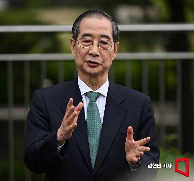 한덕수 무소속 대선 예비후보가 8일 국회 강변서재에서 김문수 국민의힘 대선 후보와 단일화 관련 회동을 마친 뒤 언론 브리핑을 하고 있다. 2025.5.8 김현민 기자