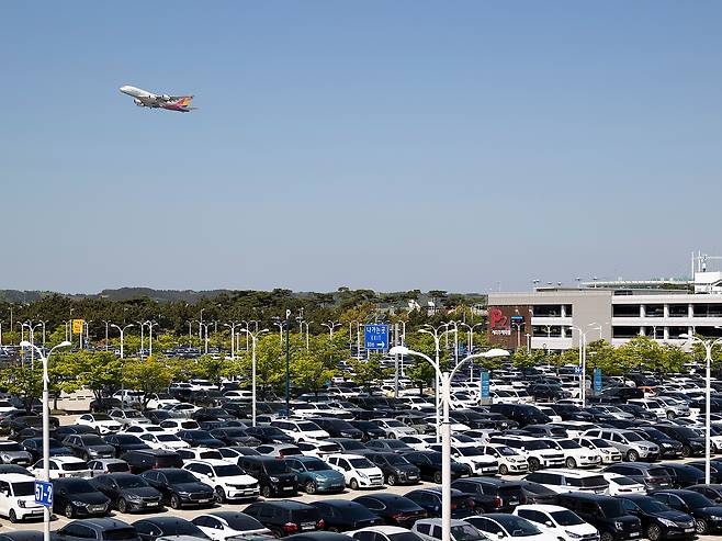 지난 7일 인천국제공항 주차장에 빽빽하게 들어선 차들. 국내 최대 규모 주차장이지만 연휴만 되면 턱없이 모자라 불법 주차가 극성을 부린다. /이경호 영상미디어 기자