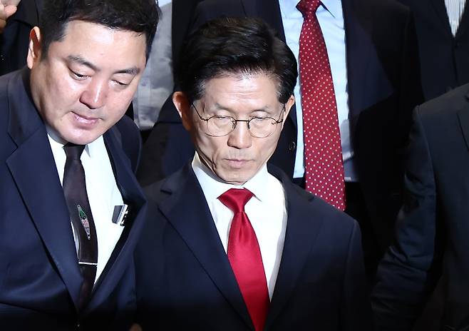 김문수 국민의힘 대통령 후보가 9일 오전 서울 여의도 국회에서 열린 의원총회에서 굳은 표정으로 나오고 있다. /뉴스1