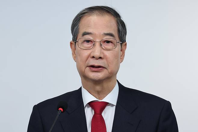 국민의힘에 입당한 한덕수 대선 예비후보가 10일 서울 여의도 중앙당사에서 현안 관련 긴급 기자회견을 하고 있다./뉴스1