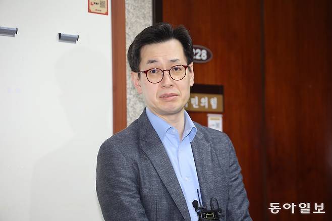 9일 오후 벌어진 단일화 협상이 결렬되고 한덕수 예비 후보 대리인인 손영택 전 국무총리 비서실장 나와 기자들에게 결렬 이유를 말하고 있다. 장승윤 기자 tomato99@donga.com