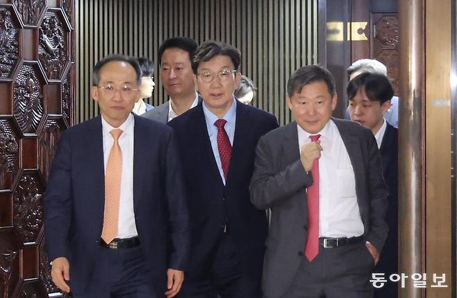 9일 오후 국회 예결위 회의장에서 열린 국민의힘 의원총회가 끝나자 권성동 원내대표(가운데)와 의원들이 회의장을 나오고 있다. 대다수 국민의힘 의원들은 이날 의총에서 김문수 대선 후보와 한덕수 전 국무총리의 단일화와 관련해 지도부에 위임하겠다는 입장을 표명한 것으로 전해졌다. 장승윤 기자 tomato99@donga.com