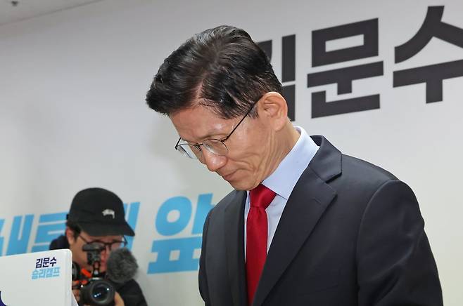 국민의힘으로부터 대통령선거 후보 자격이 취소된 김문수 후보가 10일 오전 서울 여의도에 마련된 대선 캠프 사무실에서 긴급기자회견을 마친 뒤 인사하고 있다. 2025.5.10/뉴스1