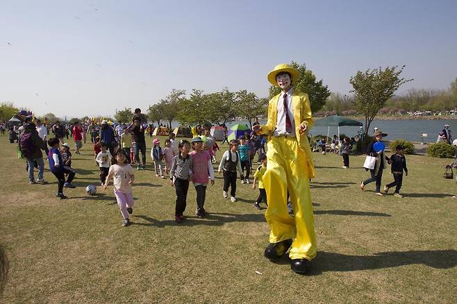 야외에서 뛰어놀고 있는 아이들 모습. 동아일보DB